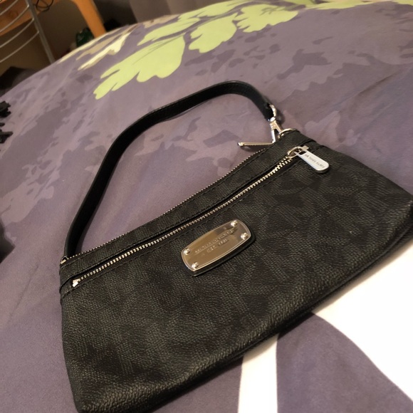 Michael Kors wristlet - Picture 1 of 3
